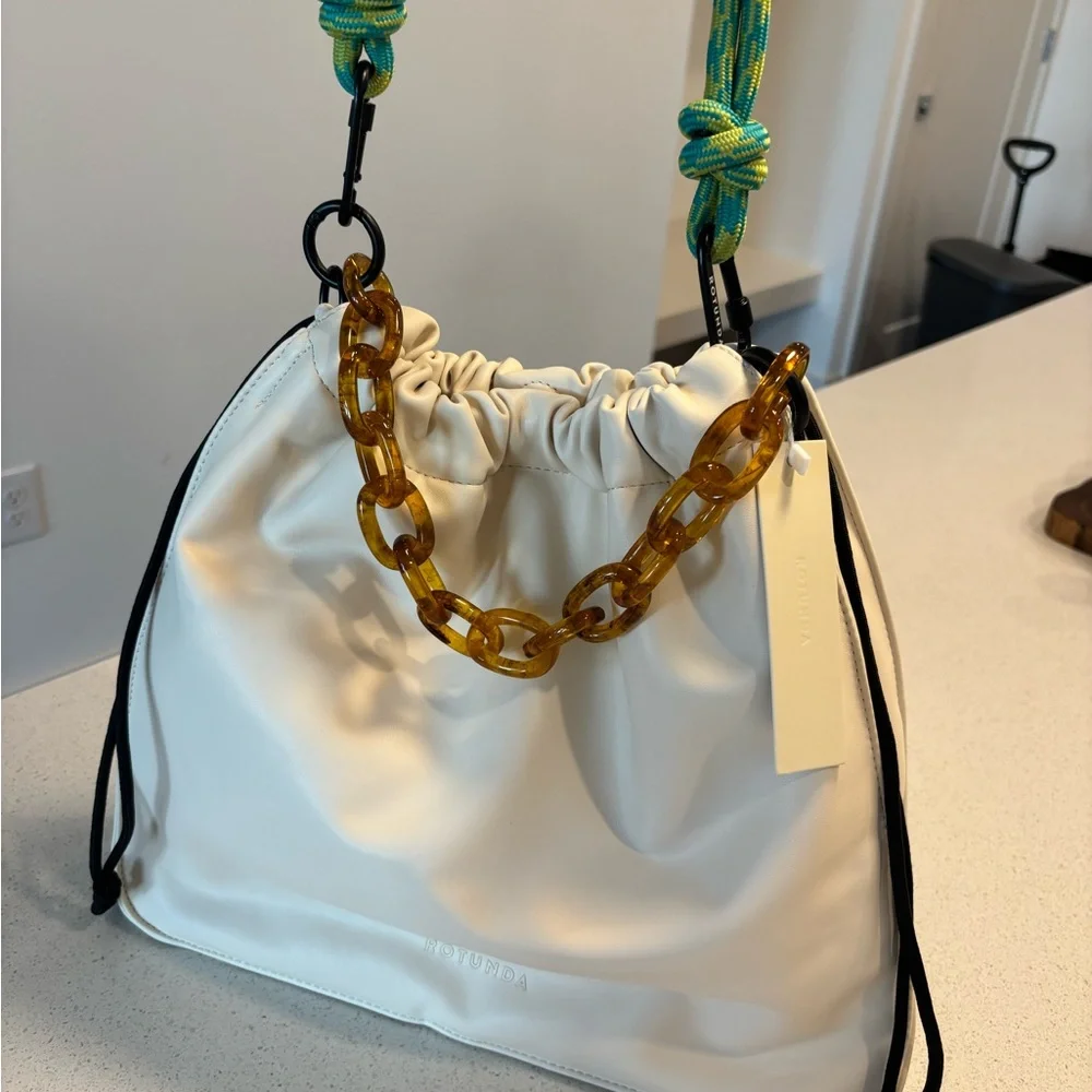 Elegant Cream Handbag with Chain Accent - Picture 1 of 4